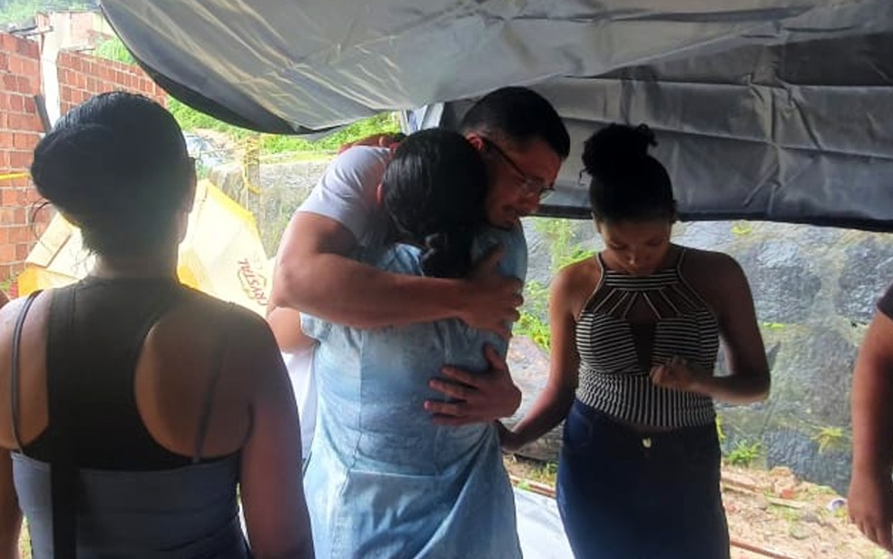 Parentes reconhecem corpos encontrados na Vila dos Milagres, no Recife — Foto: Katherine Coutinho/g1