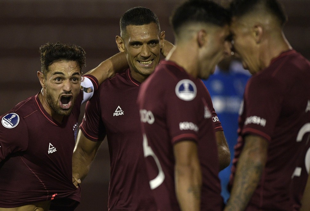 Jogadores do Lanús comemoram um dos gols da vitória sobre a Universidad de Quito — Foto: Twitter/Conmebol Sudamericana