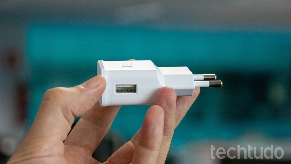 Carregador de celular no formato USB tradicional — Foto: Fernando Braga/TechTudo