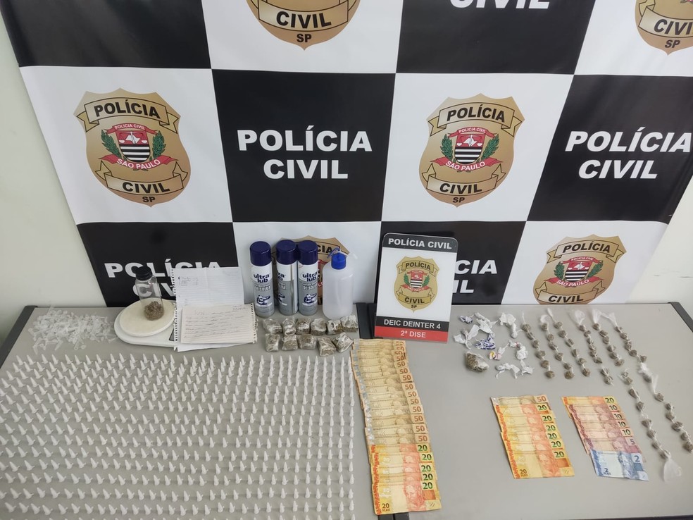Drogas e outros itens apreendidos em operação da Polícia Civil em Bauru (SP) — Foto: Divulgação