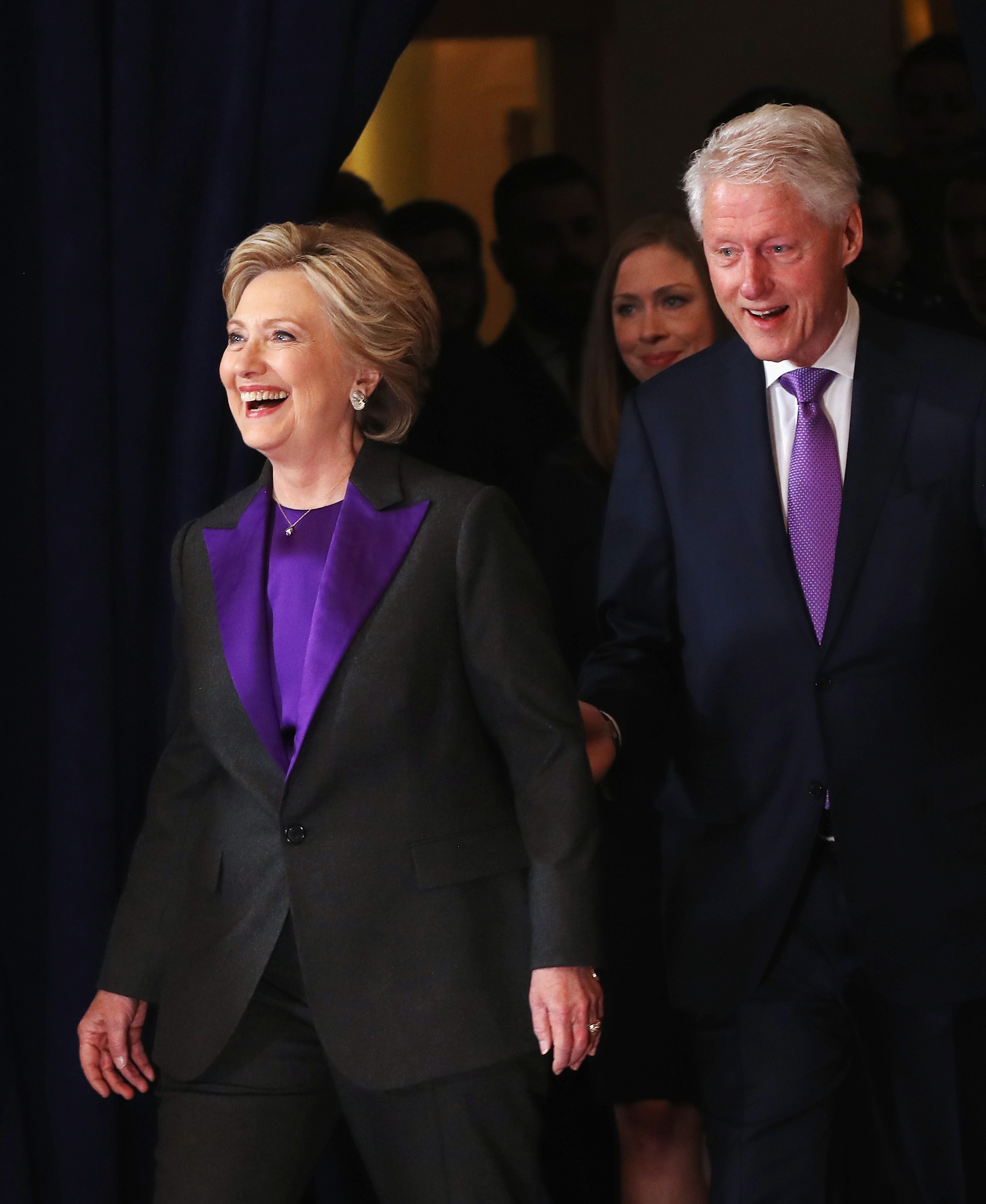 NEW YORK, NY - NOVEMBER 09:  Former Secretary of State Hillary Clinton, accompanied by her husband former President Bill Clinton, takes the stage to concede the presidential election at the New Yorker Hotel on November 9, 2016 in New York City. Republican (Foto: Getty Images)