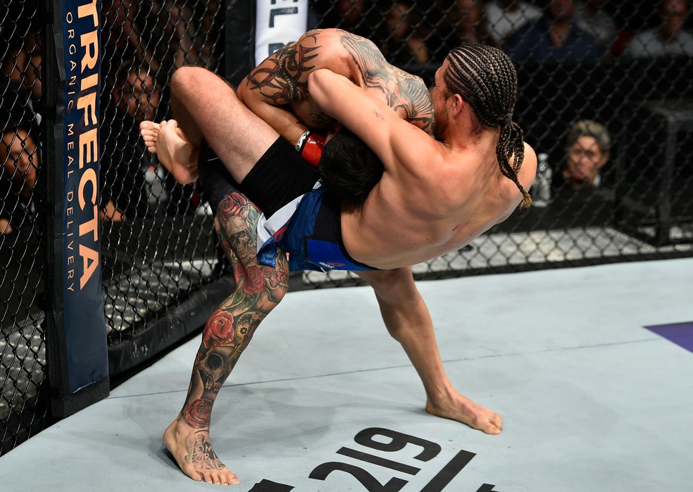 Brian Ortega encaixa guilhotina que lhe rendeu a vitória sobre Cub Swanson na luta principal do UFC Fresno (Foto: Getty Images)