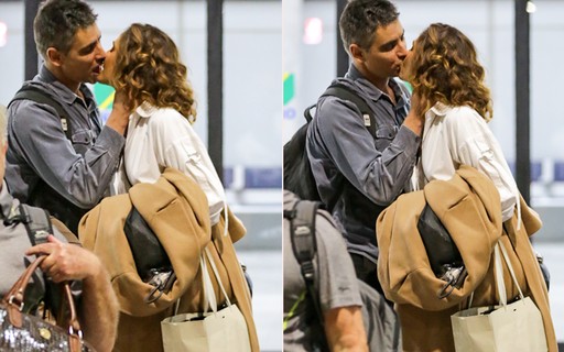 Camila Pitanga troca beijos com o namorado em aeroporto do Rio