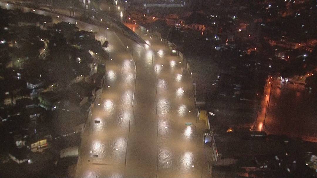 Avenida Cristiano Machado fica debaixo d'água após chuva