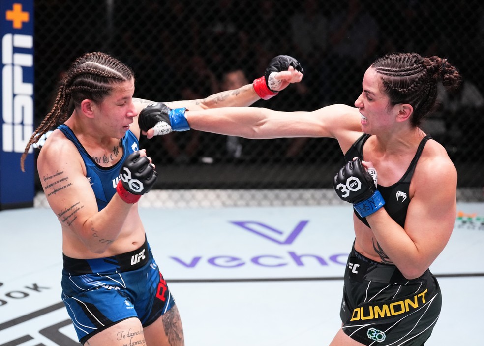 Norma Dumont venceu Karol Rosa por decisão unânime (triplo 29-28) — Foto: Chris Unger/Zuffa LLC via Getty Images