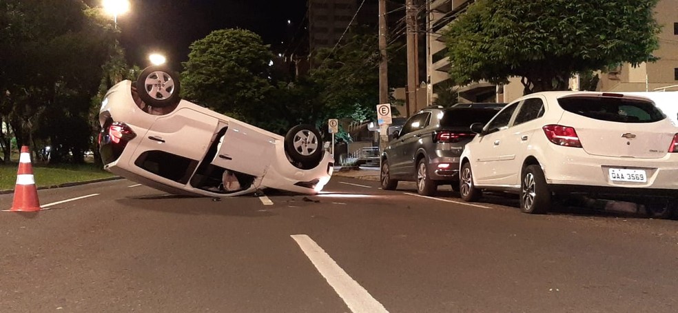 Carro bate em dois veículos estacionados e capota na principal avenida de Campo Grande. — Foto: Flávio Dias/G1 MS
