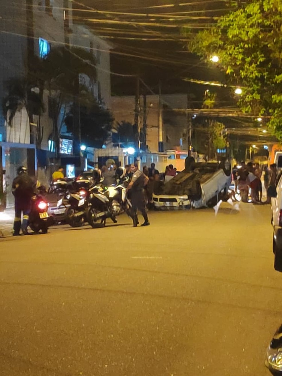 Idoso fica ferido após veículo capotar em Santos, SP — Foto: G1 Santos
