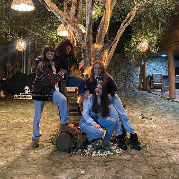 Isis Valverde, Lari Manoela, Vanessa Giacomo e Debora Ozório se juntam em noite no Rio de Janeiro (Foto: Instagram/Reprodução)