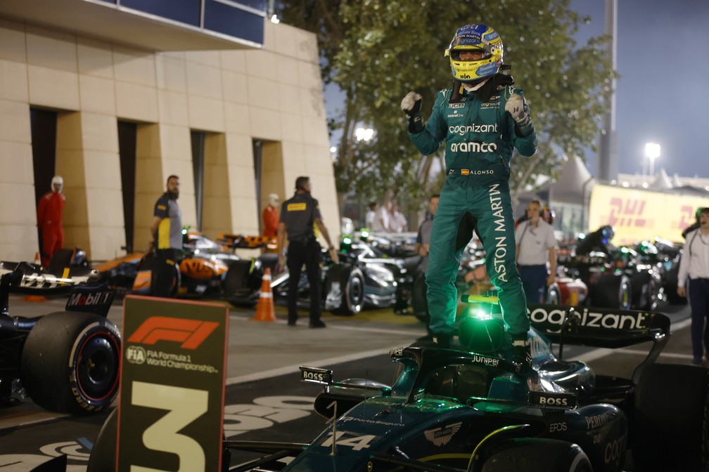 Fernando Alonso comemora o terceiro lugar no GP do Bahrein, abertura da temporada 2023 da F1 — Foto: Steven Tee/Aston Martin