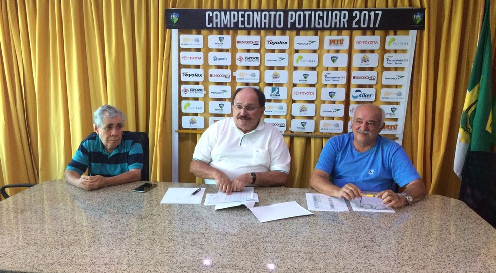 José Vanildo divulga tabela em reunião do conselho técnico do estadual (Foto: Augusto Gomes/GloboEsporte.com)