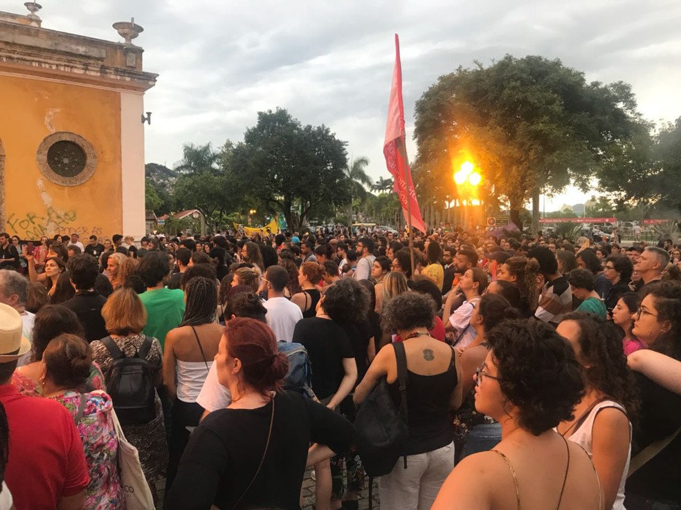Manifestação em homenagem a Marielle Franco ocorre no final da tarde desta quinta-feira (15) em Florianópolis (Foto: Carola Carolina/Divulgação)