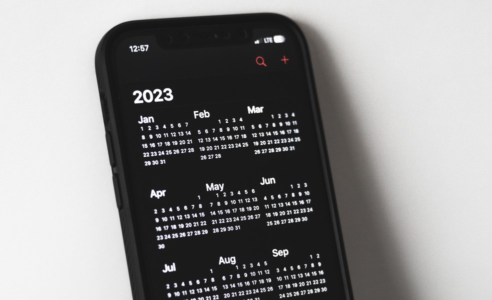 Calendário 2023 visualizado em tela de celular — Foto: Unsplash