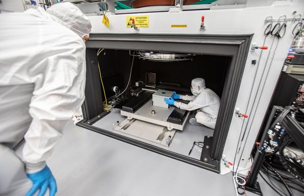Para testar o detector da câmera, a equipe usou uma caixa pinhole para projetar luz nos sensores — Foto: J. Orrell/SLAC National Accelerator Laboratory