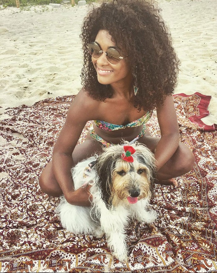 Erika Januza curte uma praia, mas também cuida para que a pele esteja sempre linda (Foto: Arquivo Pessoal)