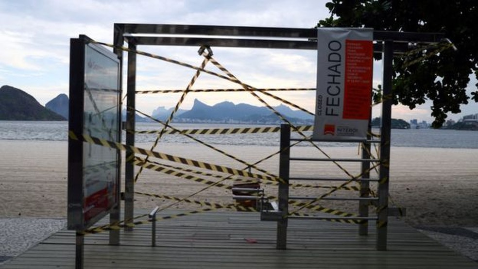 Equipamento de ginástica interditado em Niterói por conta do coronavírus; consultores sugerem que pessoas 'simulem' rotina dos finais de semana no novo contexto, fazendo exercícios nos mesmos dias por exemplo — Foto: Pilar Olivares/Reuters