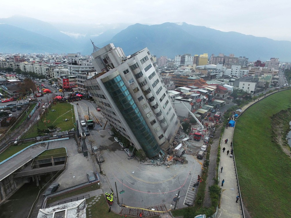 6 de fevereiro â PrÃ©dio residencial parou tombado na diagonal em Hua-lien, Taiwan, devido a terremoto de magnitude 6,4 que atingiu a regiÃ£o â Foto: Central News Agency via AP