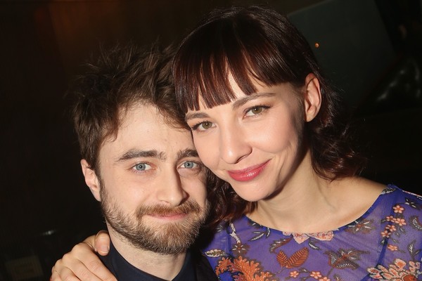 O ator Daniel Radcliffe com a namorada, a atriz Erin Darke (Foto: Getty Images)