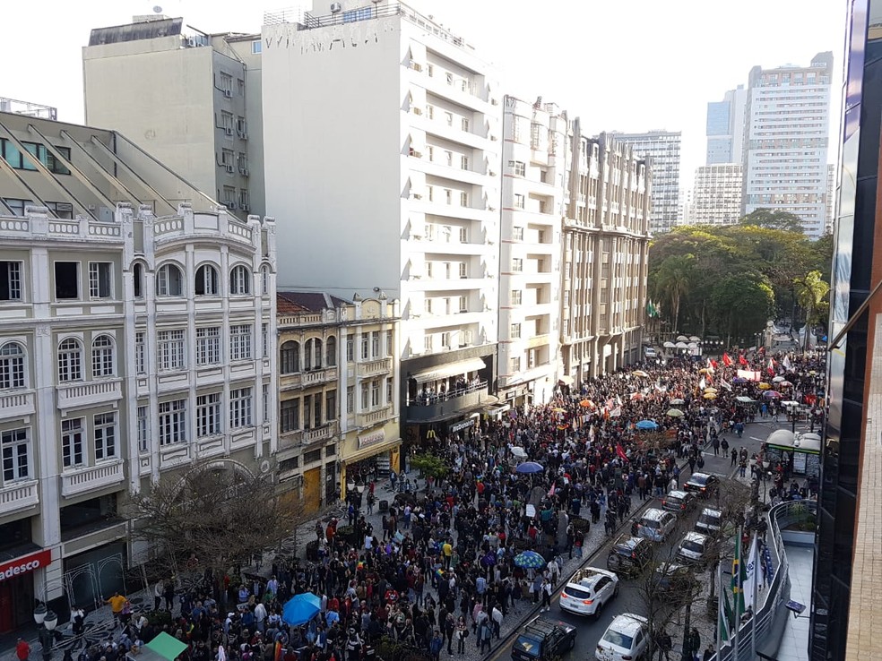 Ato contra candidatura de Jair Bolsonaro (PSL) em Curitiba — Foto: Maycon Hoffmann