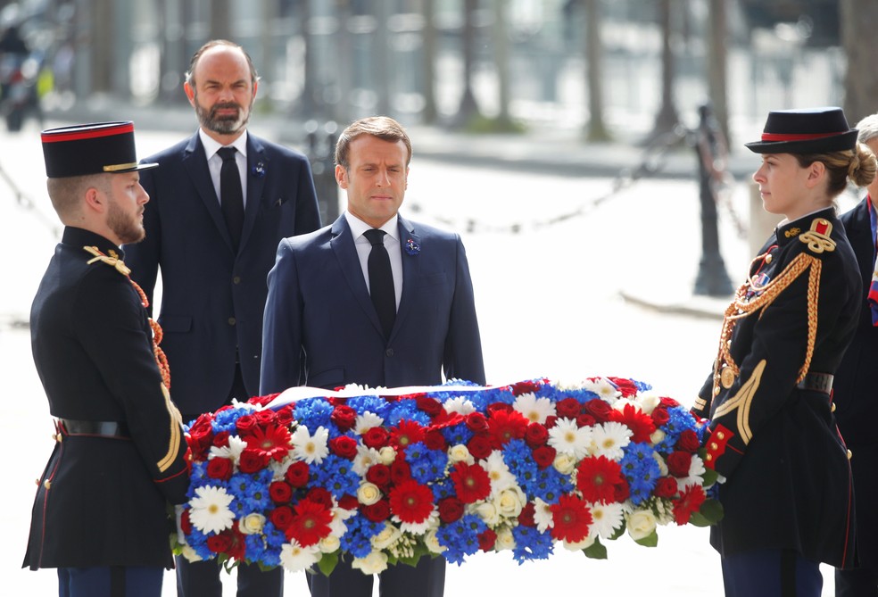 Presidente francês, Emmanuel Macron, e o primeiro-ministro francês, Edouard Philippe, participam de uma cerimônia para marcar o fim da Segunda Guerra Mundial no Arco do Triunfo em Paris, nesta sexta-feira (8)  — Foto: Charles Platiau / Reuters