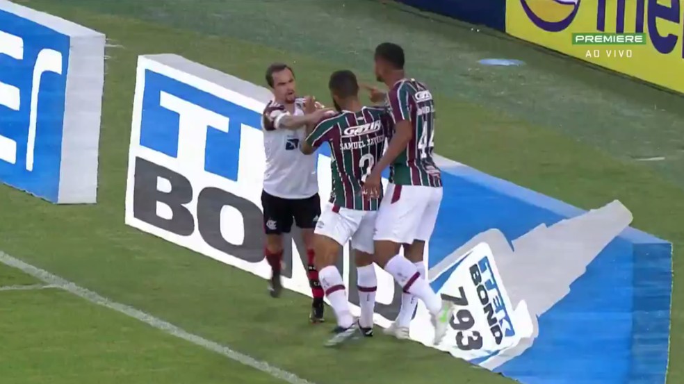 Discussão de Michael com David Braz foi uma de muitas nos jogos da rodada — Foto: Reprodução