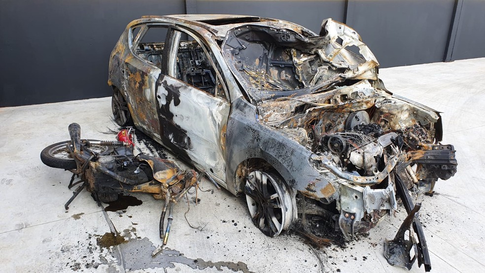 Carro e moto pegaram fogo após colisão em Bauru — Foto: Polícia Rodoviária/Divulgação