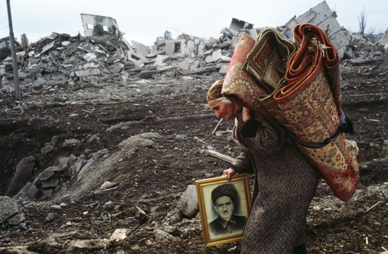 Na segunda guerra da Chechênia, em 1999 e 2002, a Rússia destruiu Grozny ainda mais (Foto: Getty Images via BBC News)