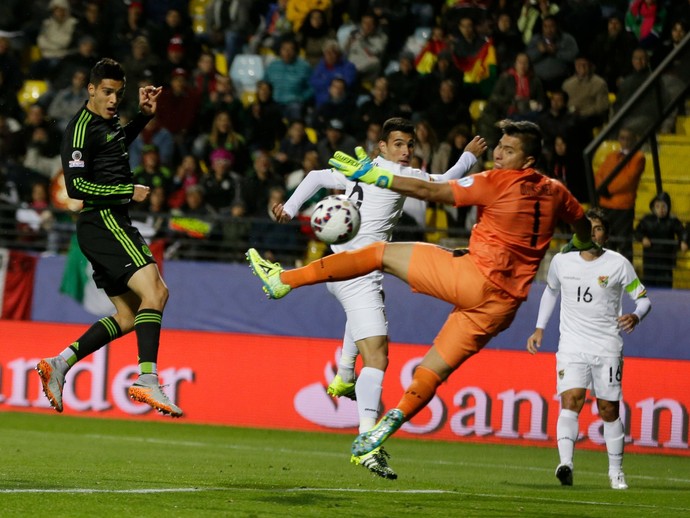 Raul Jiménez cabeceia, e a bola passa por Quiñonez, México x Bolívia Copa América (Foto: Agência AP)
