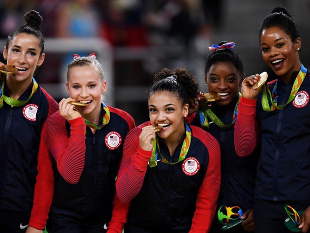 As medalhistas de ouro dos Jogos do Rio 2016: Alexandra Raisman, Madison Kocian, Lauren Hernandez, Simone Biles e Gabrielle Douglas (Foto: Getty)