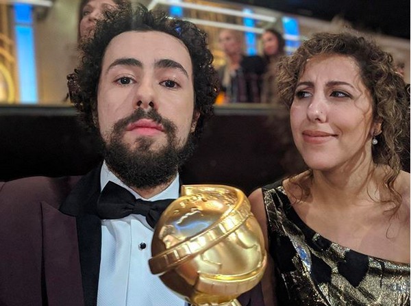 O ator e comediante Ramy Youssef  com a irmã na cerimônia do Globo de Ouro 2020 (Foto: Instagram)