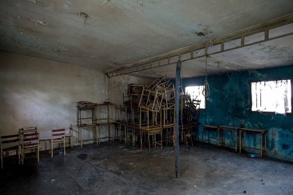 Cadeiras amontoadas em escola abandonada em Ologá, na Venezuela — Foto: Federico Parra/AFP