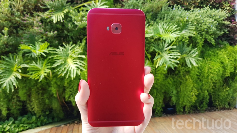 Asus recomenda álcool isopropílico para limpar os dispositivos móveis — Foto: Ana Marques/TechTudo