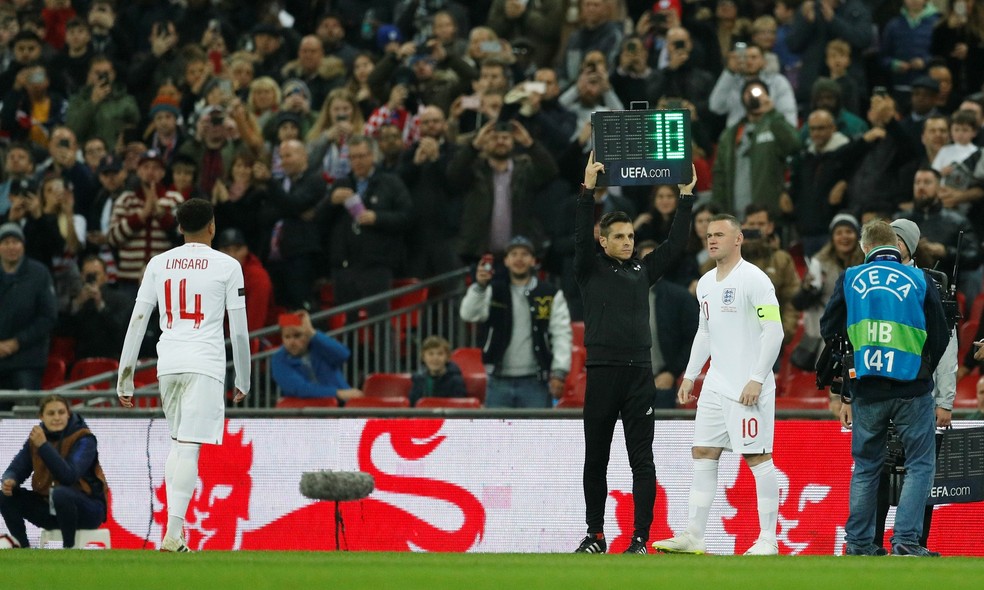 Lingard sai para a entrada de Rooney em Inglaterra x Estados Unidos â€” Foto: Reuters