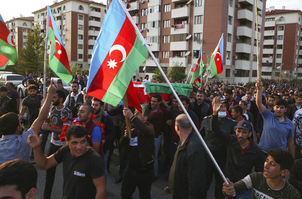 Azeris participam de funeral de militar do Azerbaijão morto em confrontos em Nagorno-Karabakh desta quarta-feira (30) — Foto: Aziz Karimov/AP Photo