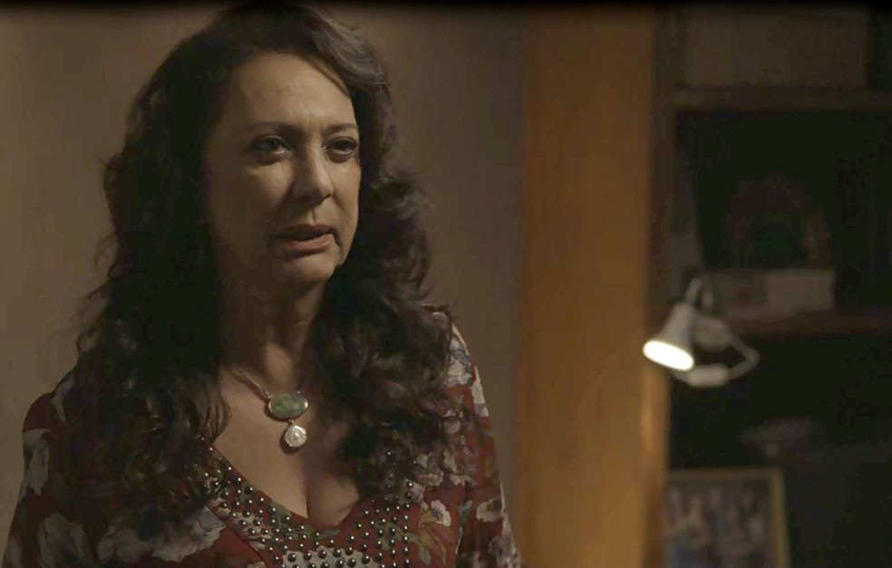 Rãnia tenta evitar que Miguel conte para Elias sobre a gravidez de Laila — Foto: Reprodução/TV Globo