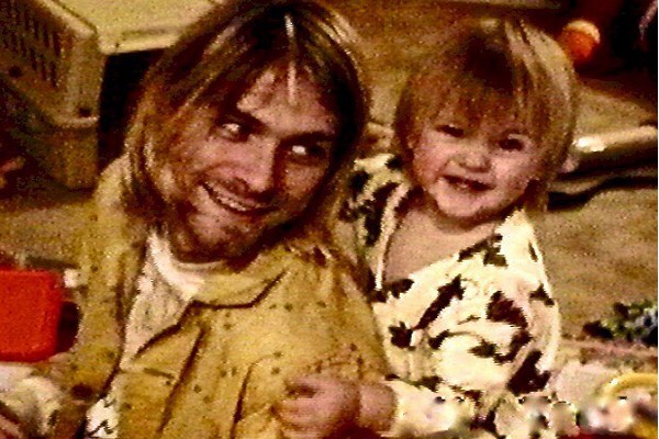 O músico Kurt Cobain (1967-1994) em uma foto antiga com a filha, Frances Bean Cobain (Foto: Instagram)