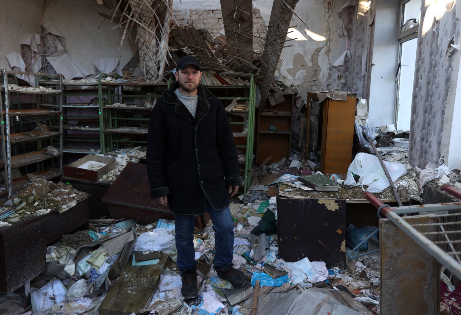 Oleksander Pogorielov espera que haja alguma normalidade na cidade, que obteve financiamento para reconstruir a escola — Foto: Anatolii Stepanov / AFP