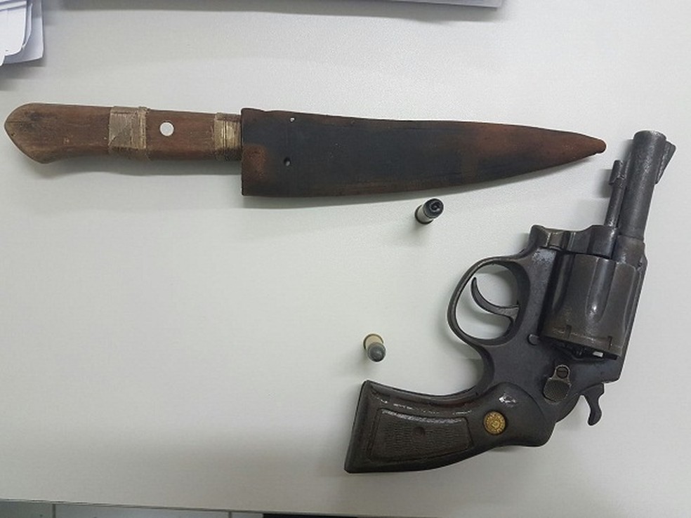 Revólver e faca apreendidos com foragido suspeito de integrar facção criminosa do RN. (Foto: Divulgação / Polícia Civil)