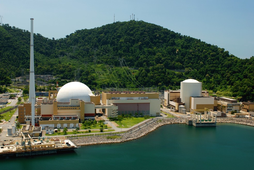 Usinas Angra 2 (à esquerda) e Angra 1 (à direita); os reatores, onde a energia nuclear é gerada, ficam dentro das estruturas brancas — Foto: Divulgação/Eletronuclear 