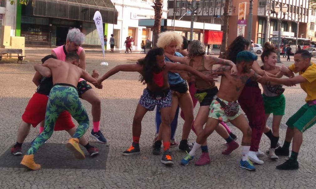 Performance da Bienal de Dança protesta contra violência e discriminação na região central de Campinas — Foto: Cláudio Liza Júnior