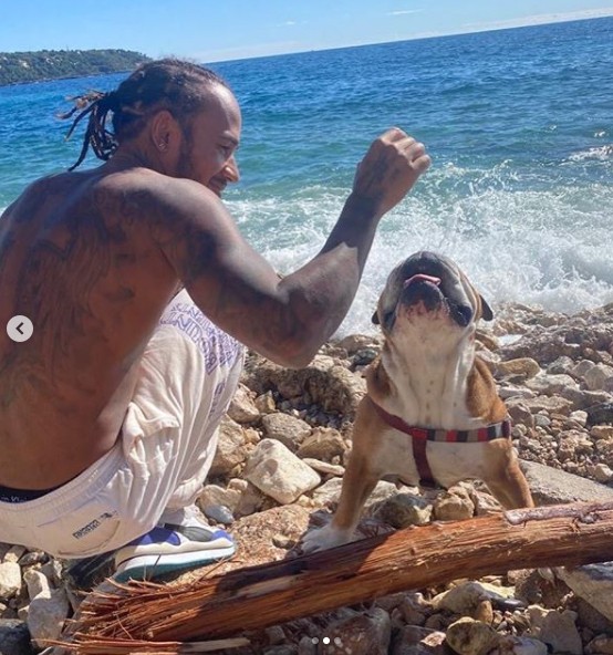 Lewis Hamilton curte folga na praia com o cachorro, que agora é vegano (Foto: Reprodução/Instagram @lewishamilton)