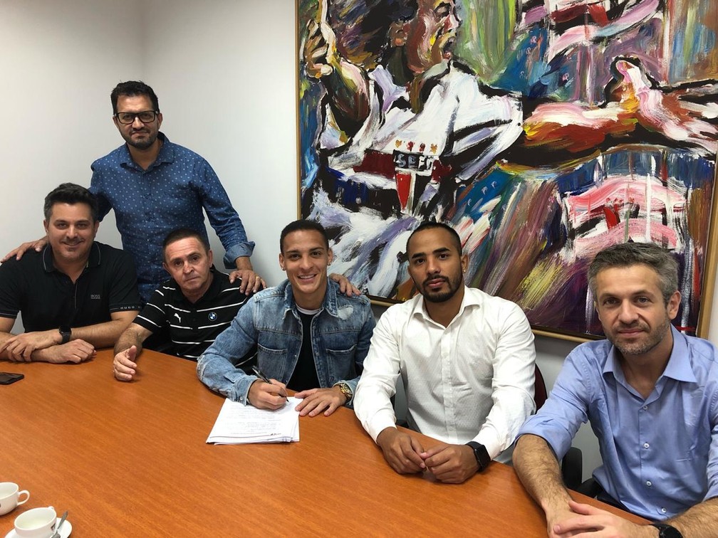 Antony, do São Paulo, assinou contrato com o Ajax — Foto: 4ComM