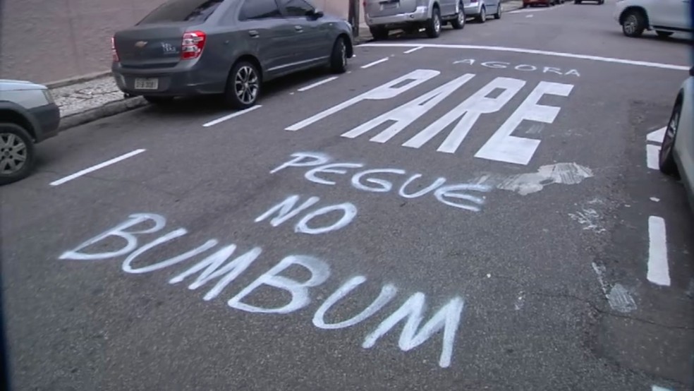 Pichação foi feita em rua de Fortaleza durante o fim de semana, diz testemunha (Foto: TV Verdes Mares/Reprodução)