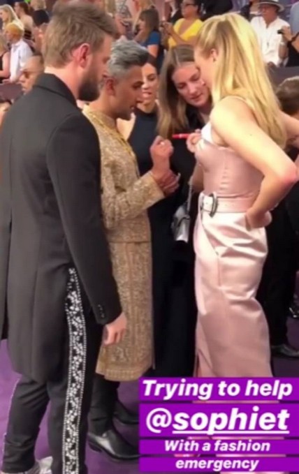 A atriz Sophie Turner sendo socorrida por Tan France e Bobby Berk do programa Queer Eye no red carpet do Emmy 2019 (Foto: Instagram)