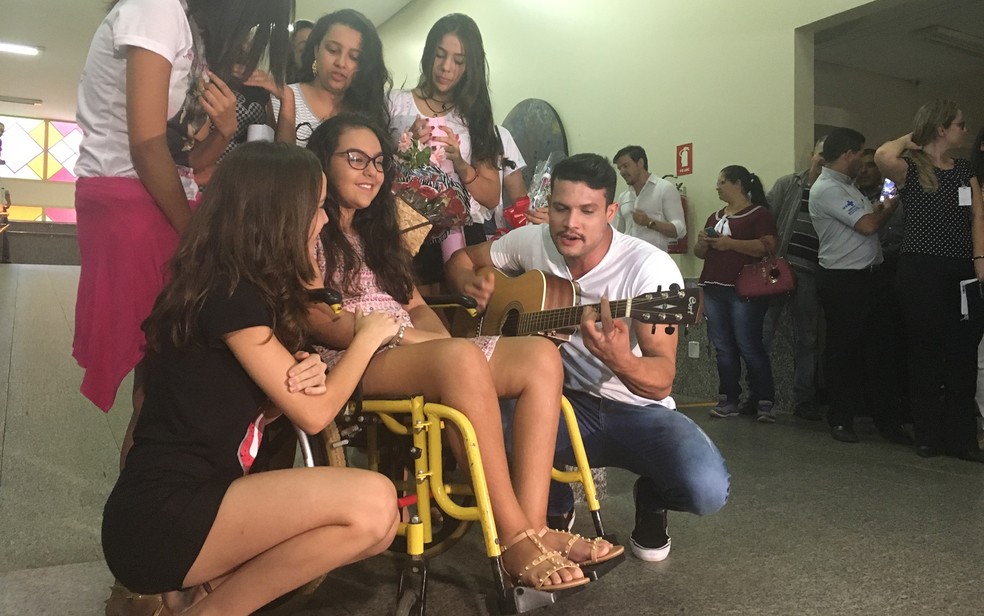 Cantor Israel Novaes fez questão de visitar a fã, Isadora de Morais, em centro de reabilitação (Foto: Vanessa Martins/G1)