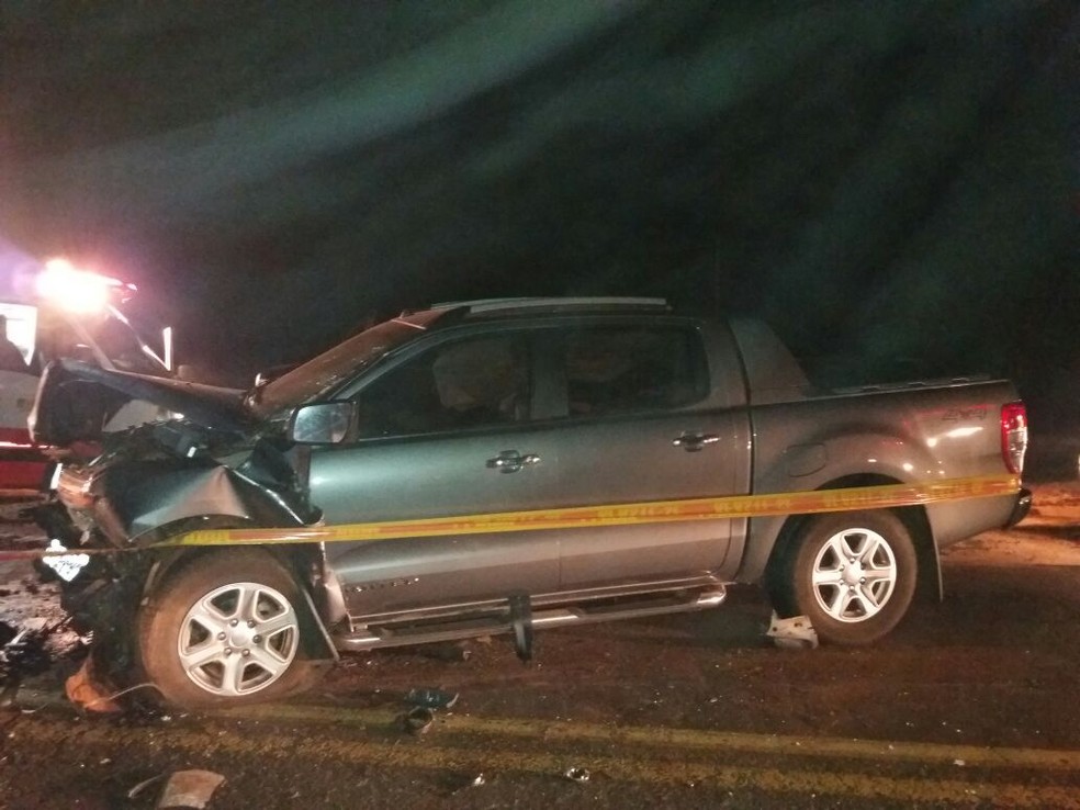 Na caminhonete, apenas uma mulher ficou ferida após batida na BR-163 (Foto: PRF/Divulgação)