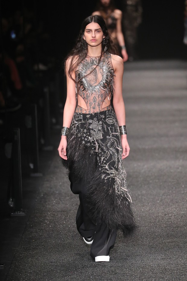 #SuzyPFW: Alexander McQueen - The Witching Hour - Vogue | en