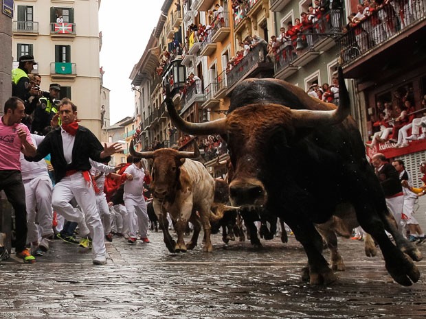 Extreme Pamplona: O touro e pessoas malucas atrás de mim 