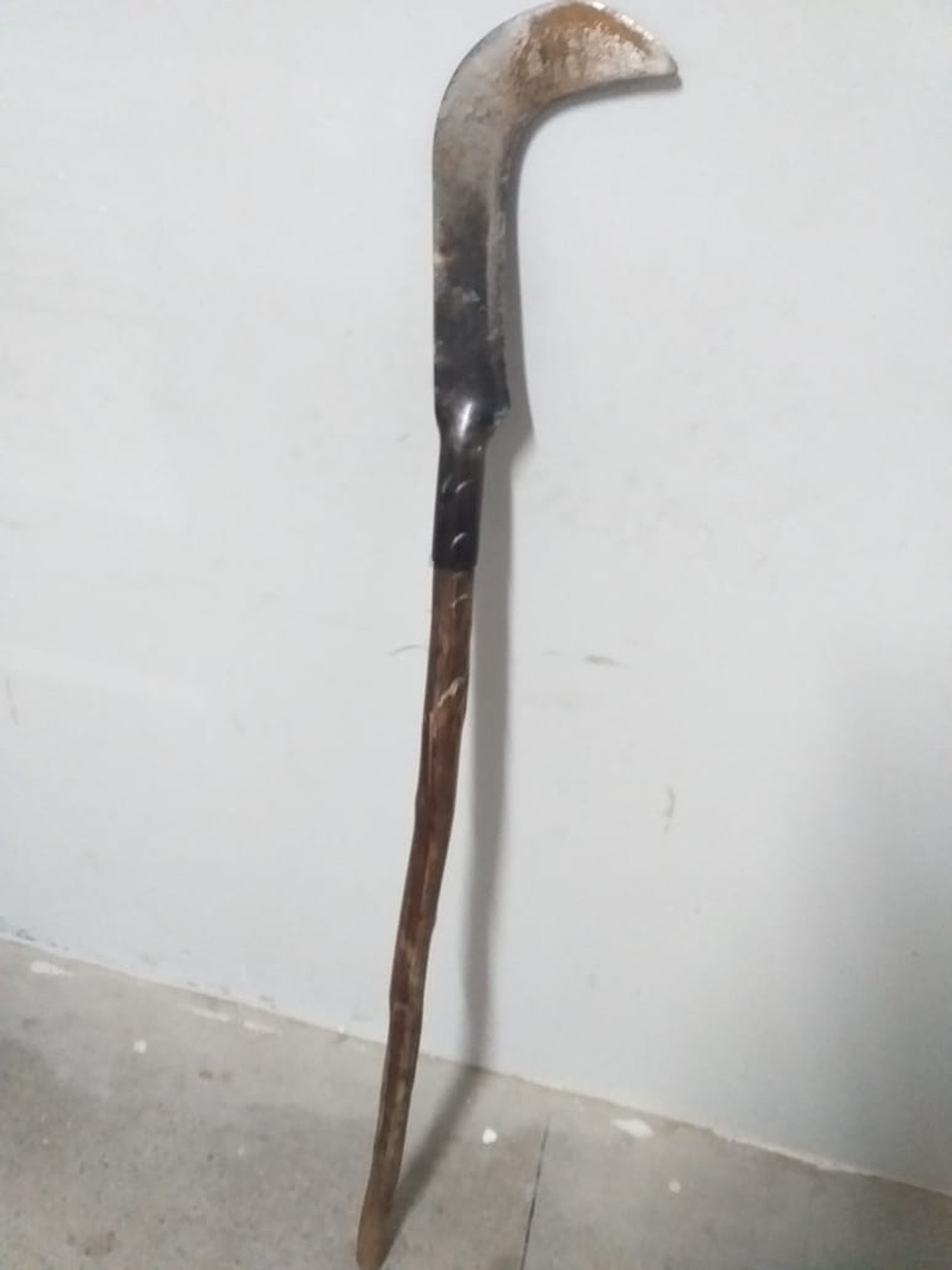 Suspeito foi conduzido junto com a foice para a Delegacia Plantonista de TianguÃ¡. â Foto: DivulgaÃ§Ã£o/PM