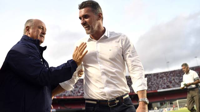 Luiz Felipe Scolari, técnico do Palmeiras, cumprimenta Vagner Mancini, técnico do São Paulo
