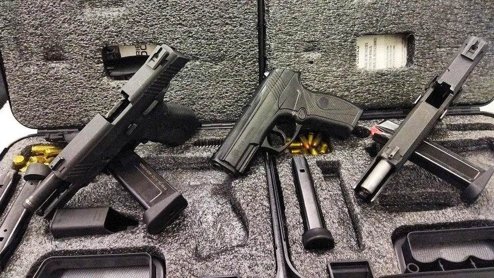 Armas apreendidas na casa de dois médicos em Ji-Paraná — Foto: Reprodução/PC-RO